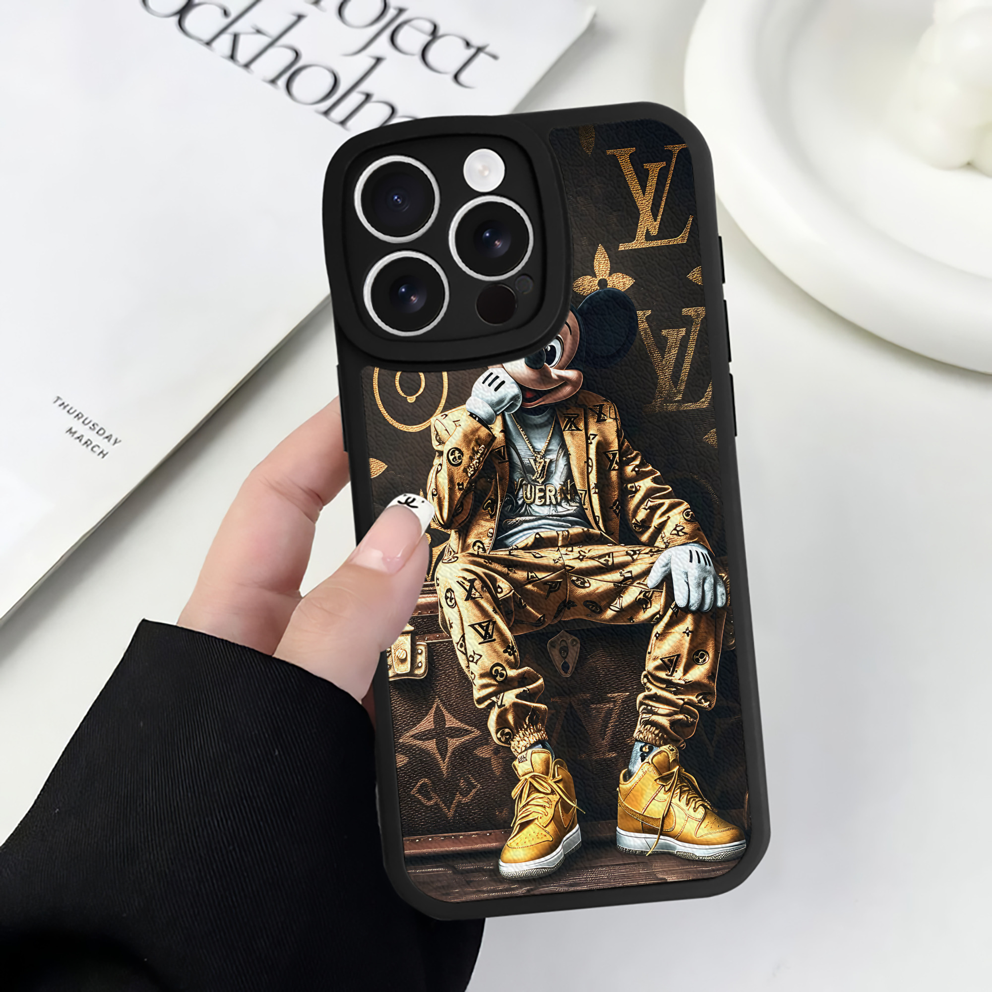 （画像用） ミッキーマウス Mickey Mouse 【iPhone 16シリーズ対応】シリコンスマホケース（レザー調） 材質：シリコン